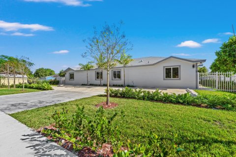 Propiedad comercial en venta en Florida City, Florida № 1834052 - foto 1