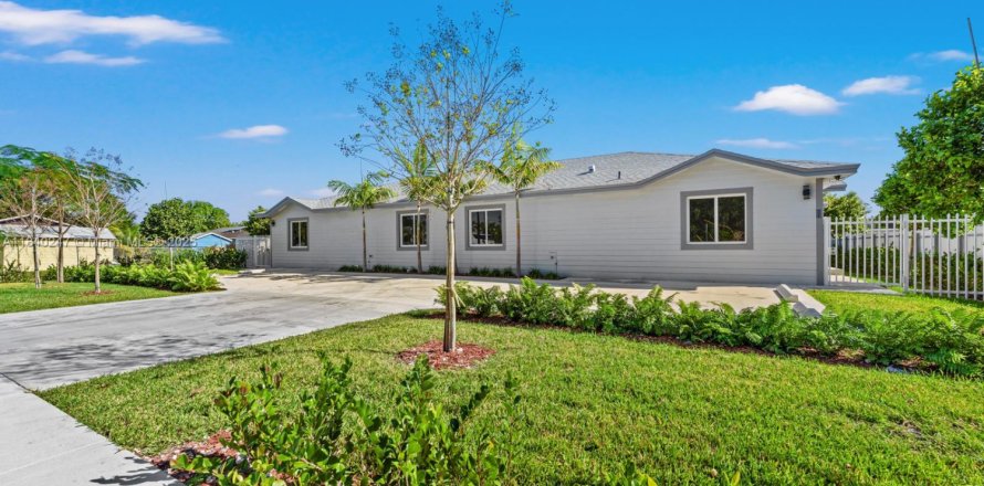 Propiedad comercial en Florida City, Florida № 1834052
