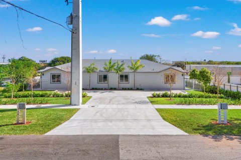Propiedad comercial en venta en Florida City, Florida № 1834052 - foto 5