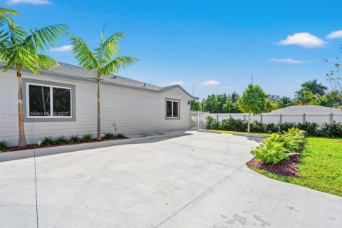 Propiedad comercial en venta en Florida City, Florida № 1834052 - foto 4