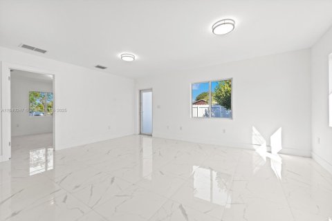 Propiedad comercial en venta en Florida City, Florida № 1834052 - foto 12