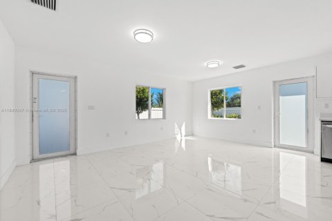 Propiedad comercial en venta en Florida City, Florida № 1834052 - foto 11