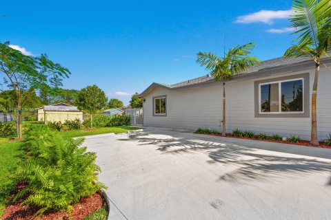 Propiedad comercial en venta en Florida City, Florida № 1834052 - foto 3