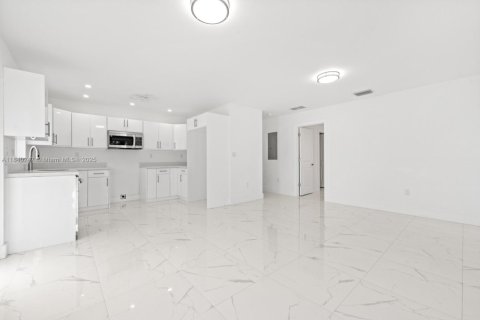 Propiedad comercial en venta en Florida City, Florida № 1834052 - foto 20