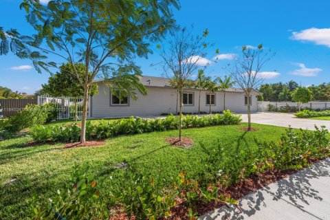 Propiedad comercial en venta en Florida City, Florida № 1834052 - foto 2