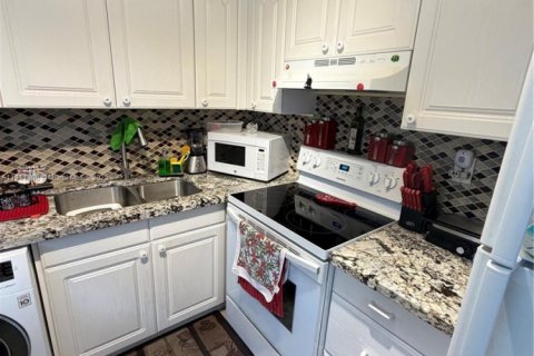 Condo in Lake Worth, Florida, 2 bedrooms  № 1968672 - photo 27