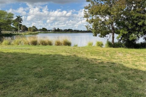 Condo in Lake Worth, Florida, 2 bedrooms  № 1968672 - photo 1