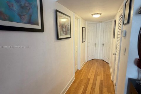 Condo in Lake Worth, Florida, 2 bedrooms  № 1968672 - photo 11