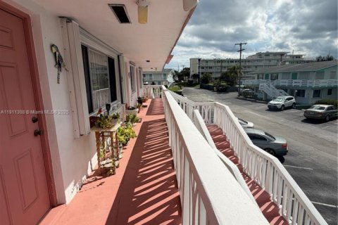 Condo in Lake Worth, Florida, 2 bedrooms  № 1968672 - photo 30