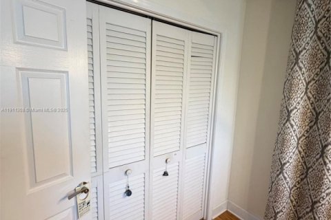 Condo in Lake Worth, Florida, 2 bedrooms  № 1968672 - photo 13