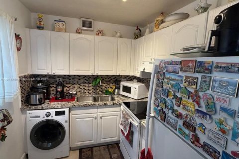 Condo in Lake Worth, Florida, 2 bedrooms  № 1968672 - photo 24