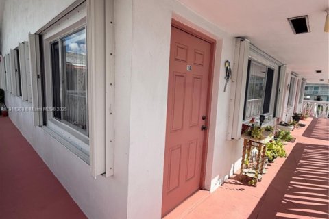 Condo in Lake Worth, Florida, 2 bedrooms  № 1968672 - photo 7