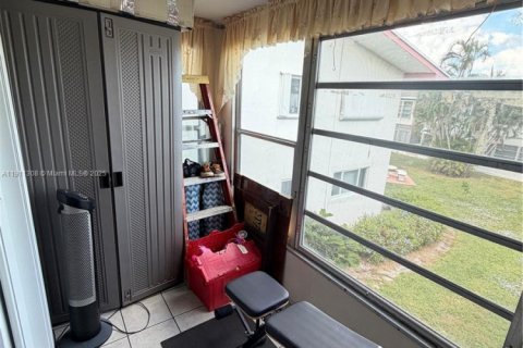 Condo in Lake Worth, Florida, 2 bedrooms  № 1968672 - photo 19