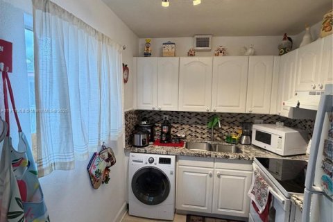 Condo in Lake Worth, Florida, 2 bedrooms  № 1968672 - photo 23