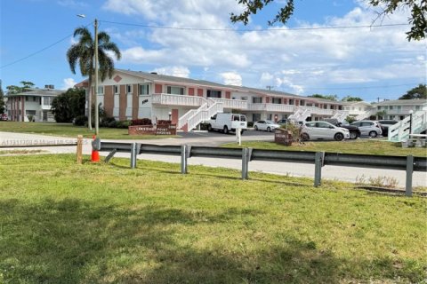 Condo in Lake Worth, Florida, 2 bedrooms  № 1968672 - photo 2