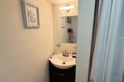 Condo in Lake Worth, Florida, 2 bedrooms  № 1968672 - photo 21