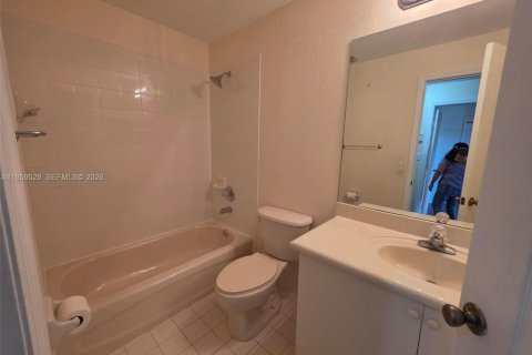 Copropriété à louer à Miami, Floride: 3 chambres, 131.92 m2 № 2018159 - photo 12