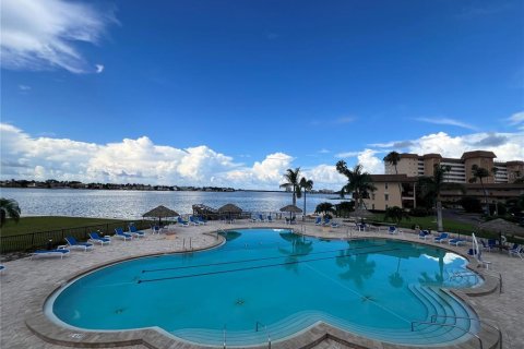 Condo in Saint Petersburg, Florida, 1 bedroom  № 1900833 - photo 2