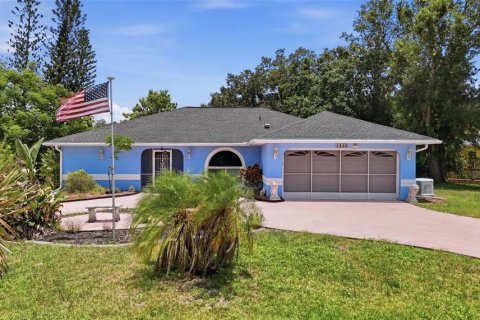 House in Port Charlotte, Florida 3 bedrooms, 147.9 sq.m. № 2095159