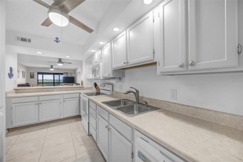 Condo in Ruskin, Florida, 2 bedrooms № 2232428 - photo 10