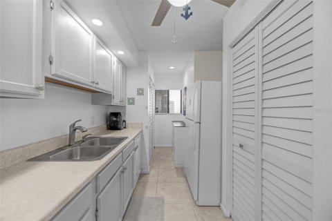 Condo in Ruskin, Florida, 2 bedrooms № 2232428 - photo 9