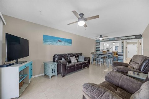 Condo in Ruskin, Florida, 2 bedrooms № 2232428 - photo 16