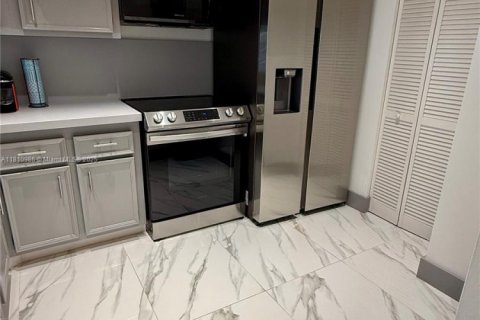 Condo in Miami, Florida, 1 bedroom  № 1756287 - photo 10