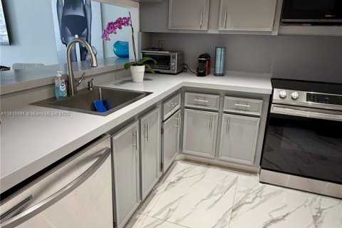 Condo in Miami, Florida, 1 bedroom  № 1756287 - photo 11