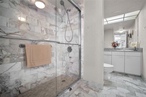 Copropriété à vendre à Surfside, Floride: 2 chambres, 118.64 m2 № 1797639 - photo 13