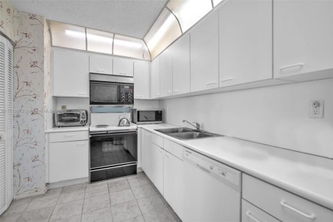 Copropriété à vendre à Surfside, Floride: 2 chambres, 118.64 m2 № 1797639 - photo 15