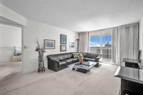 Copropriété à vendre à Surfside, Floride: 2 chambres, 118.64 m2 № 1797639 - photo 21