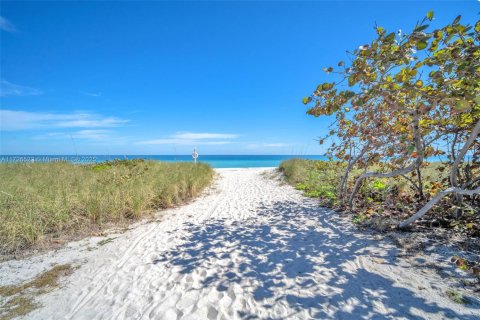 Copropriété à vendre à Surfside, Floride: 2 chambres, 118.64 m2 № 1797639 - photo 29