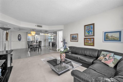 Copropriété à vendre à Surfside, Floride: 2 chambres, 118.64 m2 № 1797639 - photo 19