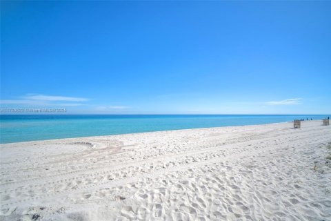 Copropriété à vendre à Surfside, Floride: 2 chambres, 118.64 m2 № 1797639 - photo 30