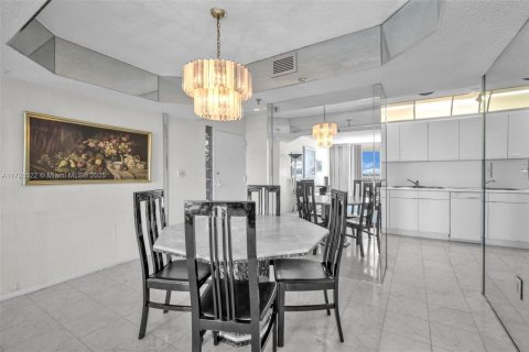 Copropriété à vendre à Surfside, Floride: 2 chambres, 118.64 m2 № 1797639 - photo 7