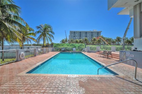 Copropriété à vendre à Surfside, Floride: 2 chambres, 118.64 m2 № 1797639 - photo 24