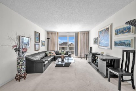 Copropriété à vendre à Surfside, Floride: 2 chambres, 118.64 m2 № 1797639 - photo 6