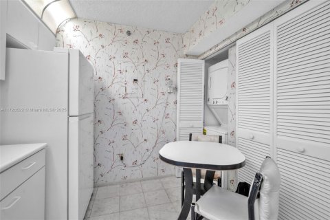 Copropriété à vendre à Surfside, Floride: 2 chambres, 118.64 m2 № 1797639 - photo 17