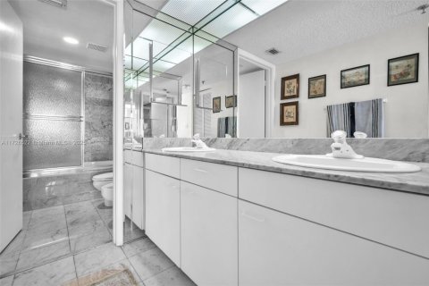 Copropriété à vendre à Surfside, Floride: 2 chambres, 118.64 m2 № 1797639 - photo 18