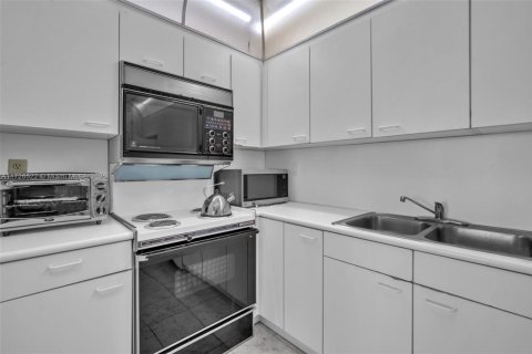 Copropriété à vendre à Surfside, Floride: 2 chambres, 118.64 m2 № 1797639 - photo 20