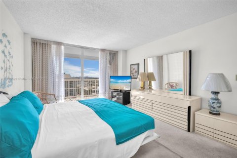 Copropriété à vendre à Surfside, Floride: 2 chambres, 118.64 m2 № 1797639 - photo 12
