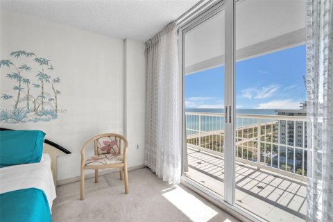 Copropriété à vendre à Surfside, Floride: 2 chambres, 118.64 m2 № 1797639 - photo 10