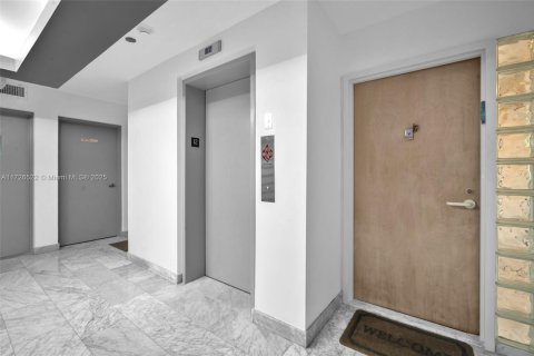 Copropriété à vendre à Surfside, Floride: 2 chambres, 118.64 m2 № 1797639 - photo 28