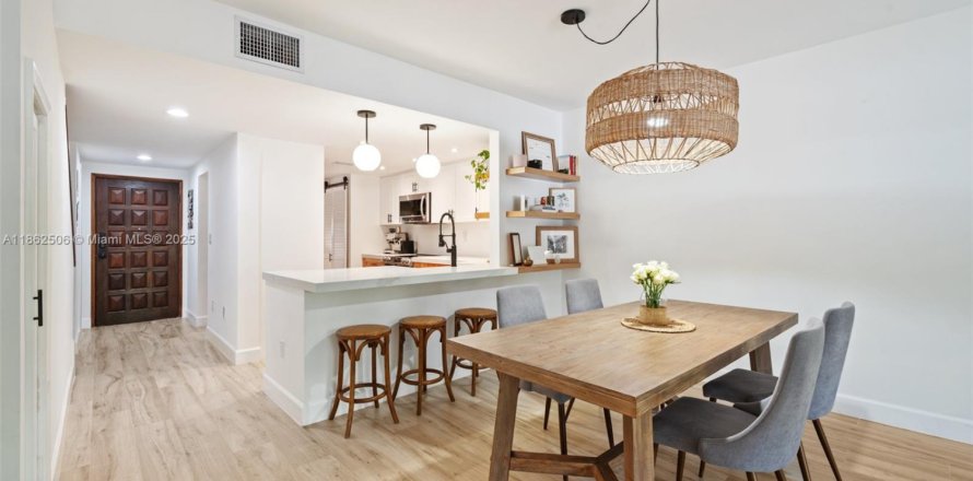 Touwnhouse à Coral Gables, Floride 2 chambres, 140.75 m2 № 1963168