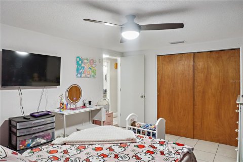 House in New Port Richey, Florida 4 bedrooms, 144 sq.m. № 2199000 - photo 14