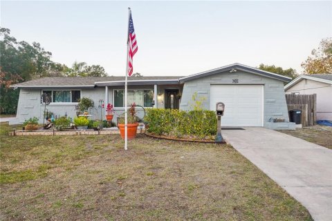 House in New Port Richey, Florida 4 bedrooms, 144 sq.m. № 2199000 - photo 2