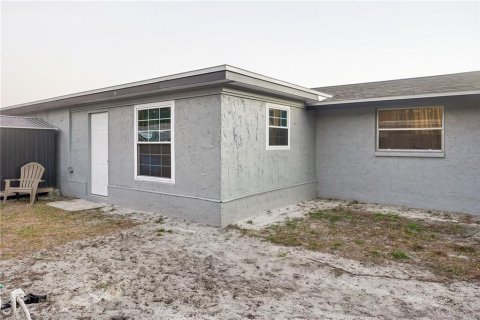 House in New Port Richey, Florida 4 bedrooms, 144 sq.m. № 2199000 - photo 10