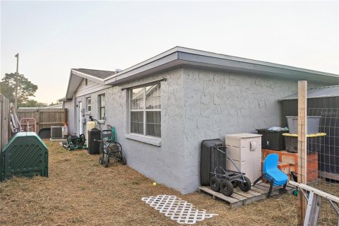 House in New Port Richey, Florida 4 bedrooms, 144 sq.m. № 2199000 - photo 6