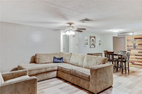 House in New Port Richey, Florida 4 bedrooms, 144 sq.m. № 2199000 - photo 22