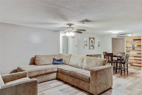 House in New Port Richey, Florida 4 bedrooms, 144 sq.m. № 2199000 - photo 23